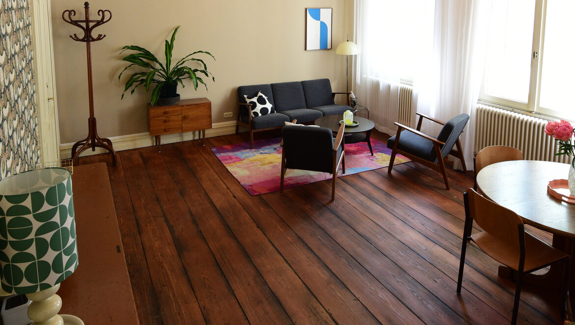 Sitzbereich mit Sofa, zwei Sesseln und Pflanzen