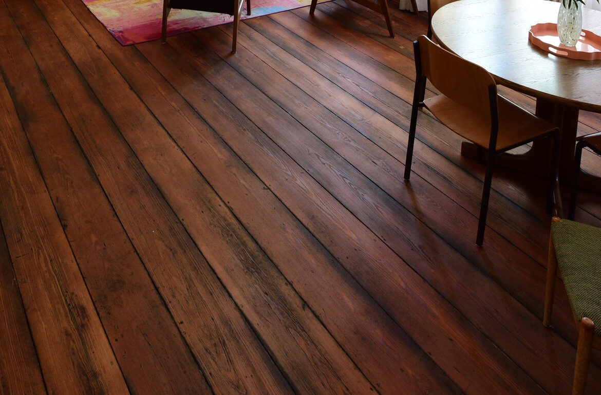 Essbereich mit rundem Holztisch und Tageslicht